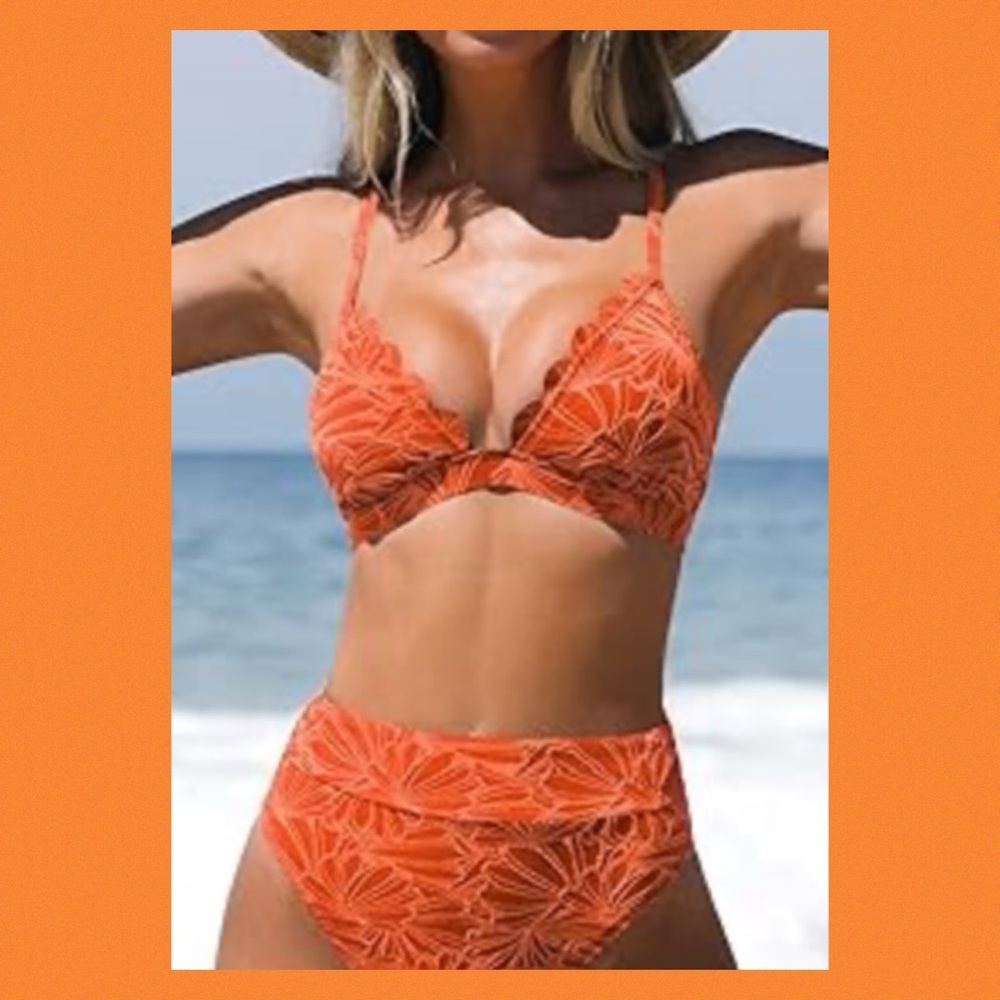 Orange textures two pieces swimsuit.